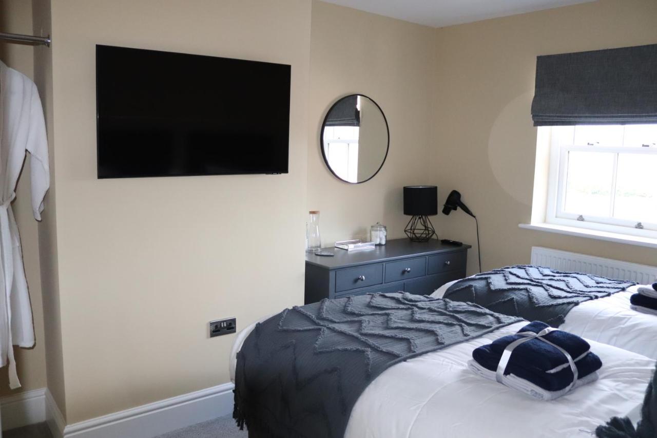 Canal View Cottage With Log Fire & Parking Blisworth Экстерьер фото