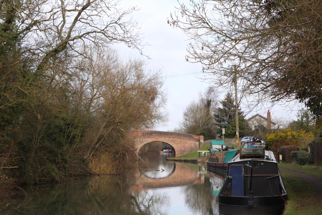 Canal View Cottage With Log Fire & Parking Blisworth Экстерьер фото