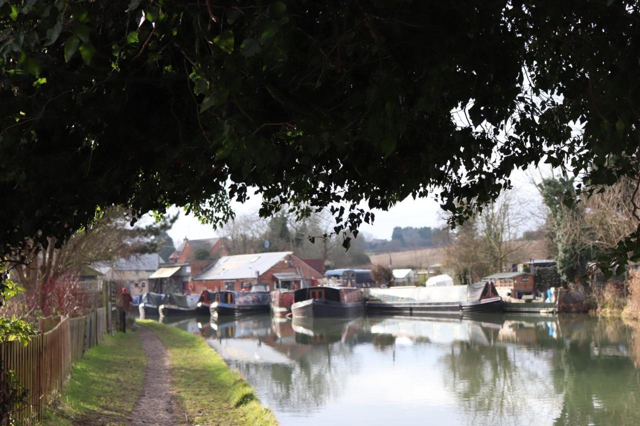 Canal View Cottage With Log Fire & Parking Blisworth Экстерьер фото