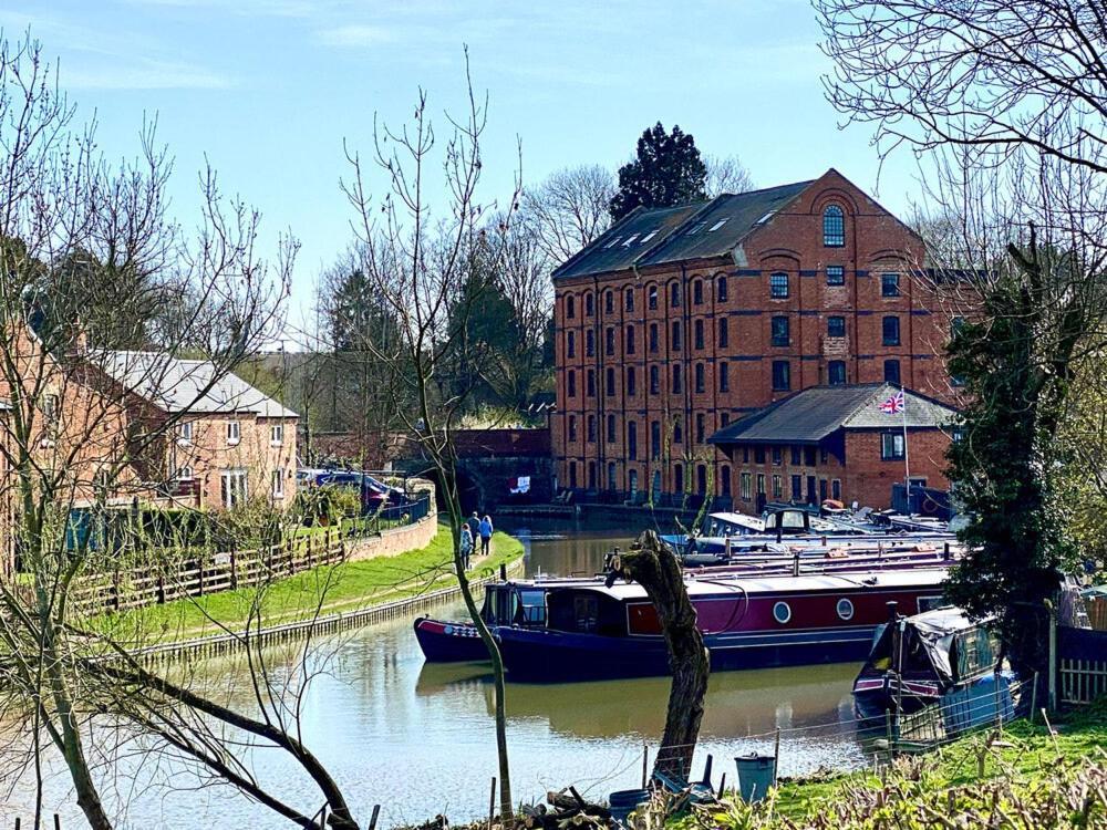 Canal View Cottage With Log Fire & Parking Blisworth Экстерьер фото